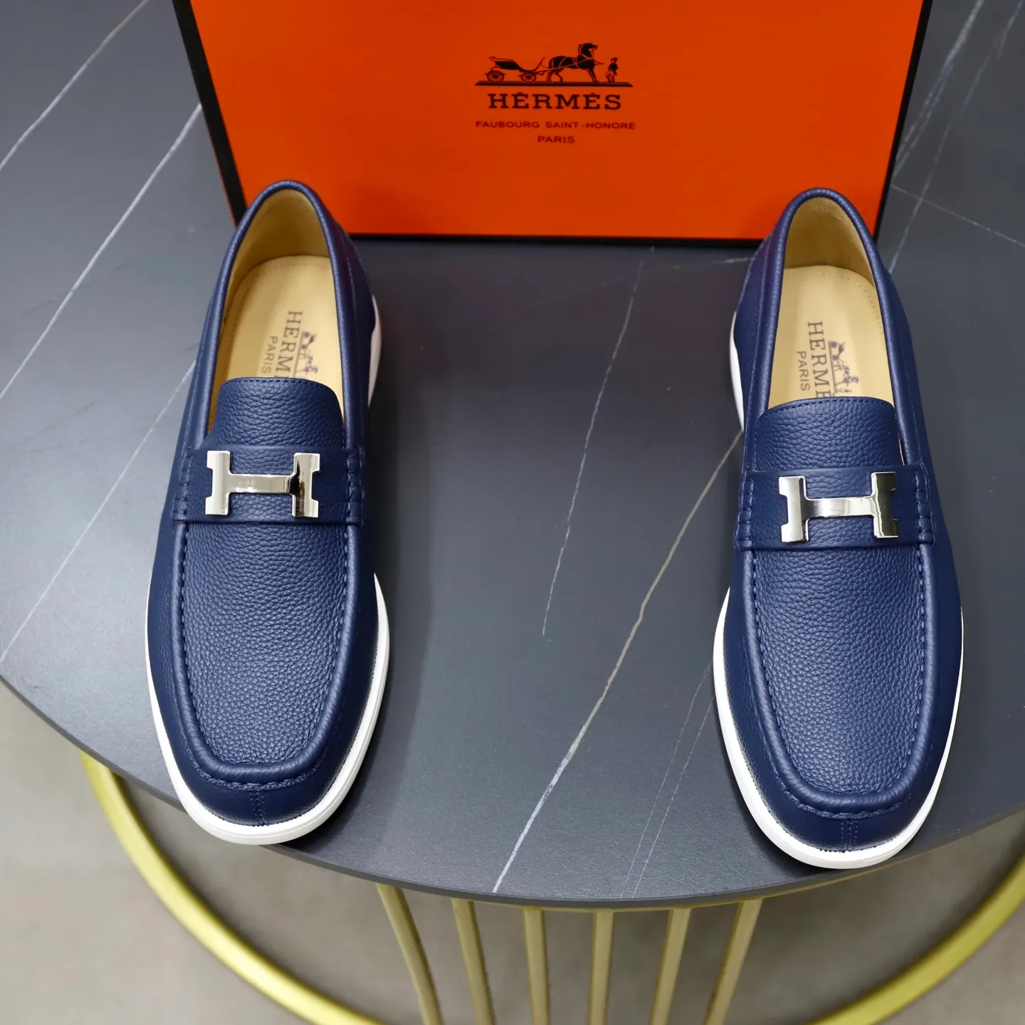 Ex-factory price: 560💰Hermès/Hermès slip-on men's shoes. This shoe is made of imported pebbled cowhide. It has simple and smooth lines and is combined with aerodynamically designed 3CM rubber foam ultra-light soles! Youthful and fashionable, classic H-shaped hardware buckle decoration, calf lining gently wraps the feet, with logo cowhide feet, casual and urban style, highlighting youthful vitality, sports and leisure version, super versatile, code number: 38-39-40-41-42-43-44 standard leather shoe size (45 can be customized but does not support returns)